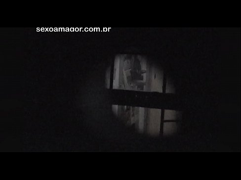 ❤️ ブロンドが空洞のレンガの後ろに隠れた近所の盗撮犯に密かにビデオ撮影される ️ 上質ポルノ ❌️❤
